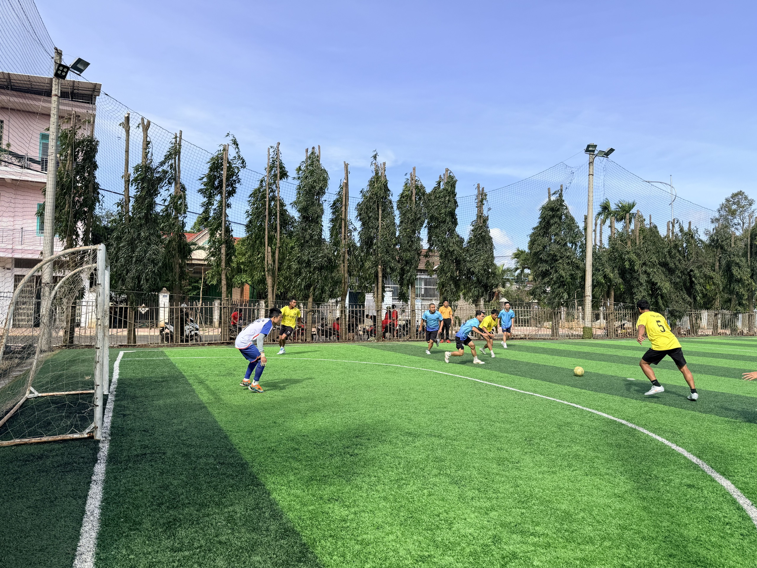 Các vận động viên tham gia tranh tài môn bóng đá